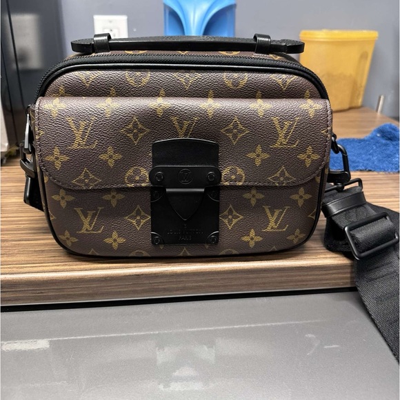 Louis Vuitton messenger bag - Picture 3 of 4